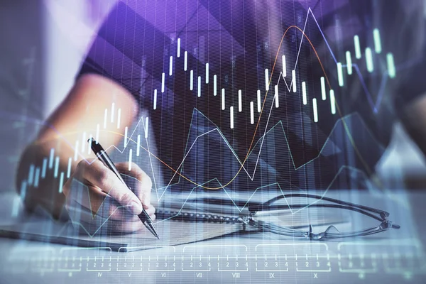 Multi exposición de las mujeres manos haciendo notas con el holograma gráfico de divisas. Concepto de análisis técnico . —  Fotos de Stock