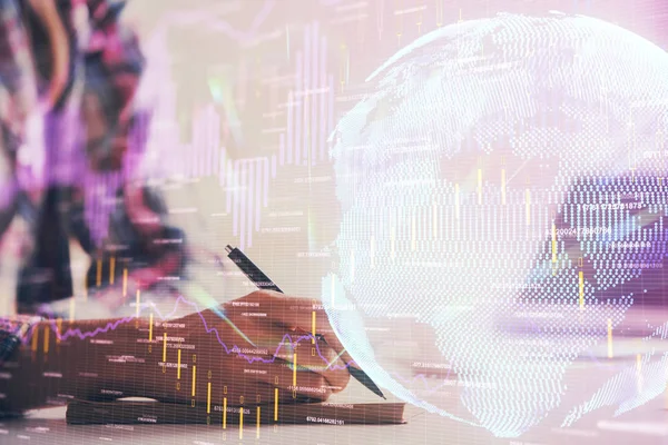 Bir kadın eller Not defteri hisse senedi piyasası hakkında bilgi yazma. Ön Forex grafik hologramlar. Araştırma kavramı. Çift Pozlama