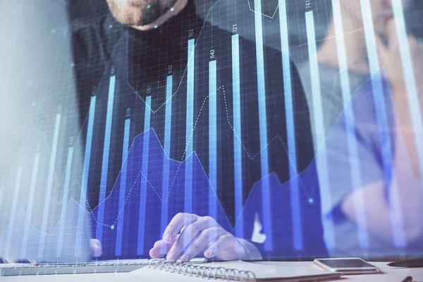 Gráfico de Forex con hombre de negocios que trabaja en la computadora en la oficina en segundo plano. Concepto de análisis. Doble exposición . —  Fotos de Stock