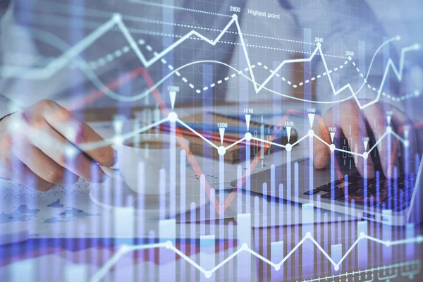 Arka planda ofiste bilgisayarda çalışan işadamı ile Forex grafiği. Sert çalışma kavramı. Çift Pozlama.