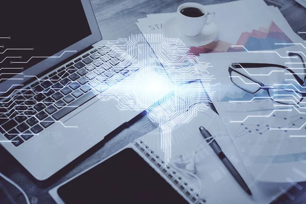 Bilgisayar ve beyin hologram çizerken masaüstüne çifte maruz kalma. Yapay zeka kavramı.