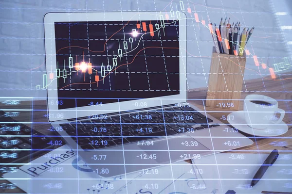 Kişisel bilgisayar arkaplanına çizilmiş borsa hologramı. Çoklu maruz kalma. Yatırım kavramı.