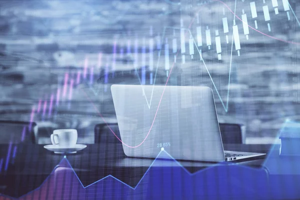 Grafiek van de beurs op de achtergrond met bureau en personal computer. Dubbele belichting. Begrip financiële analyse. — Stockfoto