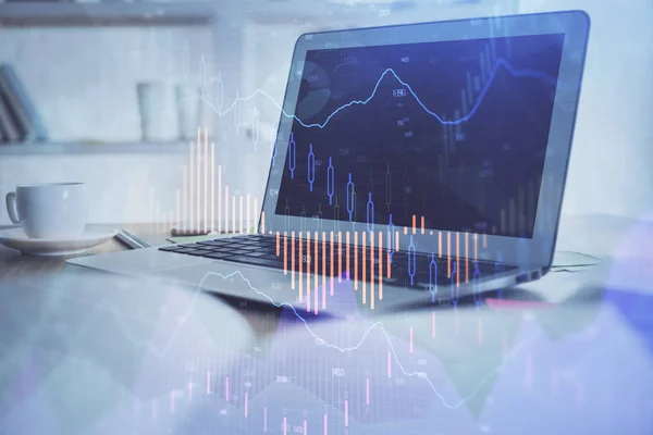 Forex Diagram hologram på bordet med datorbakgrund. Dubbel exponering. Begreppet finansiella marknader. — Stockfoto