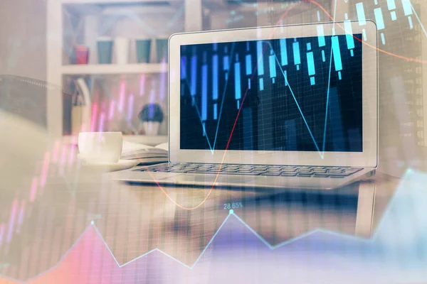 Holograma gráfico del mercado Forex y antecedentes personales de la computadora. Doble exposición. Concepto de inversión. —  Fotos de Stock