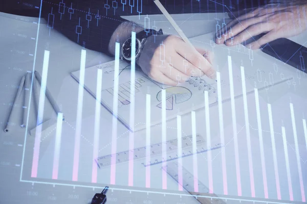 Двойная экспозиция рук людей, пишущих ноты фондового рынка с форекс-графиком . — стоковое фото