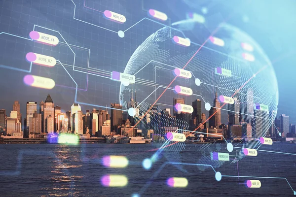 Şehir görünümünde harita ve veri temalı hologram ile gökdelenler arka planda çift pozlama. İş kavramında uluslararası teknoloji.
