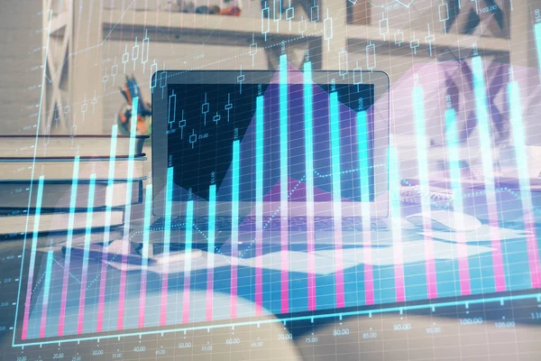 화려 한 그림과 배경 컴퓨터가 있는 테이블을 재정적으로 그렸습니다. 다양 한 노출. 국제 시장의 개념. — 스톡 사진