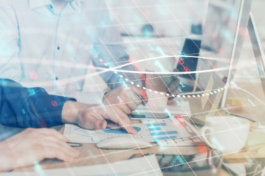 Adam arka planda ofiste bilgisayarda yazarak grafik Multi pozlama. Zor iş kavramı.