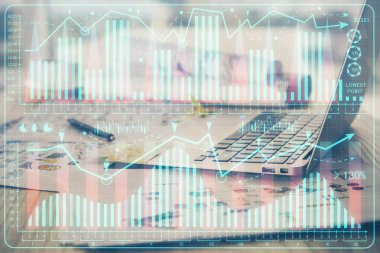 Forx çizelgesine ve bilgisayarla çalışma alanına çift pozlama. Uluslararası çevrimiçi ticaret kavramı.