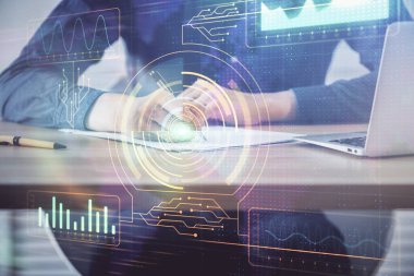 Teknoloji temalı çoklu pozlama simgeleri ile insan elleri yazılıyor.