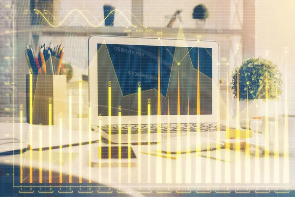 Holograma gráfico del mercado Forex y computadora personal en segundo plano. Doble exposición. Concepto de inversión. — Foto de Stock