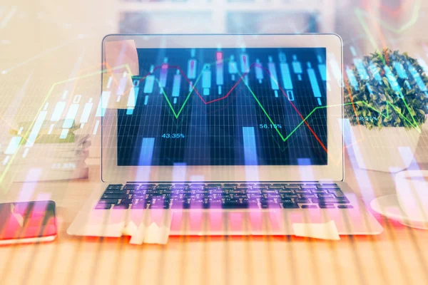 Desenho gráfico financeiro e tabela com computador em segundo plano. Dupla exposição. Conceito de mercados internacionais. — Fotografia de Stock