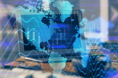 Masası ve kişisel bilgisayarı olan borsa grafiği. Çoklu maruz kalma. Mali analiz kavramı.