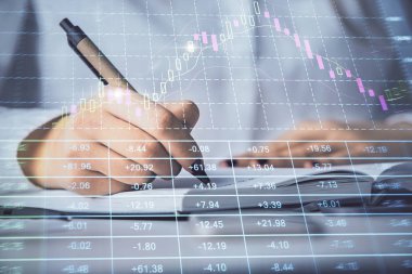 Forex grafik hologramı ile not lar yapan kadın ellerinin çoklu pozlaması. Konsept borsa analizi.