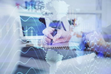 Finansal grafik WOMANS el notları arka plan alarak görüntülenir. Araştırma kavramı. Çift Pozlama