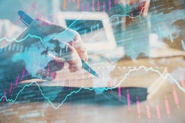 Finansal grafikler WOMANS el notları arka plan alarak görüntülenir. Araştırma kavramı. Çift Pozlama