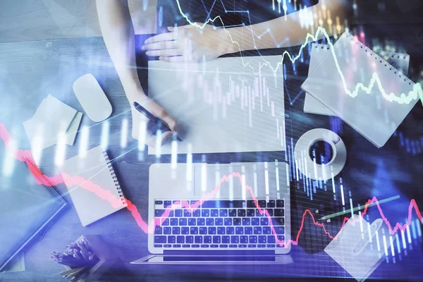 Finansal grafik WOMANS el notları arka plan alarak görüntülenir. Araştırma kavramı. Çoklu pozlama
