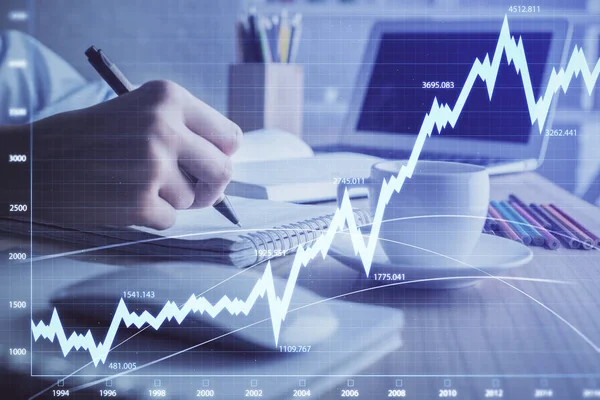 Grafico finanziario disegnato sopra le mani prendendo appunti di sfondo. Concetto di ricerca. Doppia esposizione — Foto Stock