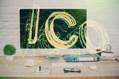 Engelleme zinciri ve kripto ekonomi temalı hologram ve bilgisayar geçmişi olan bir masa. Bitcoin kripto para kavramı.