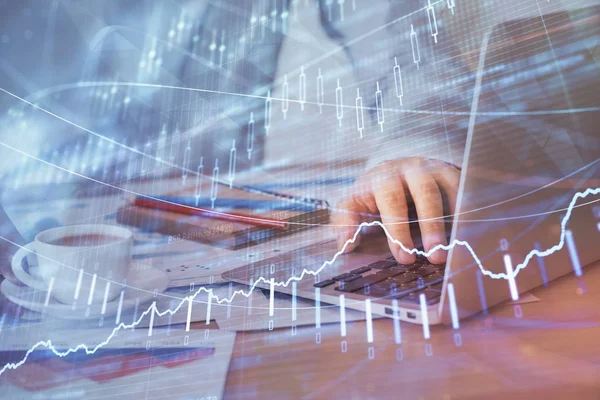 Forex diagram med affärsman som arbetar på dator i Office på bakgrunden. Begreppet hårt arbetande. Multiexponering. — Stockfoto