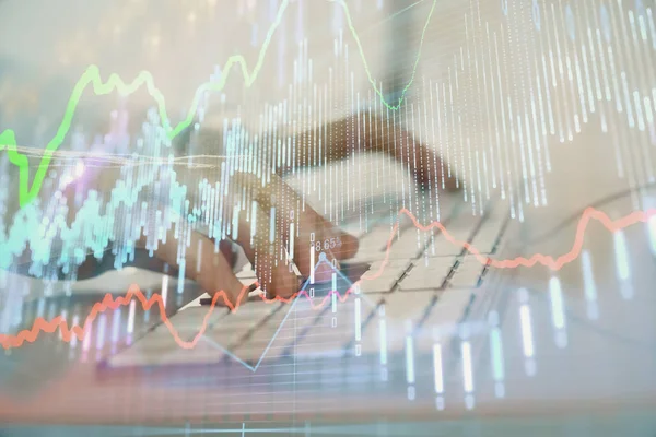 Arka planda ofiste bilgisayarda çalışan işadamı ile Forex grafiği. Sert çalışma kavramı. Closeup. Çoklu pozlama.