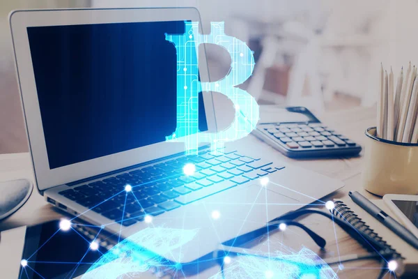 Doble exposición de blockchain y economía criptográfica tema holograma y tabla con fondo de la computadora. Concepto de criptomoneda bitcoin. —  Fotos de Stock
