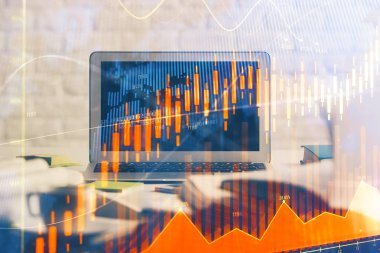 Finansal pazar grafiği hologramı ve kişisel bilgisayar arka planda. Çifte maruziyet. Önx kavramı.