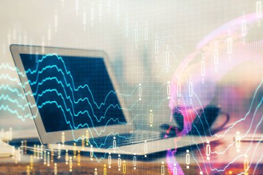 Kişisel bilgisayar arkaplanına çizilmiş borsa hologramı. Çoklu maruz kalma. Yatırım kavramı.