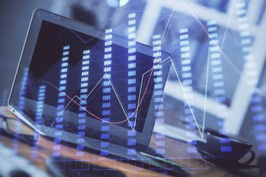 Finansal pazar grafiği hologramı ve kişisel bilgisayar arka planda. Çoklu maruz kalma. Önx kavramı.