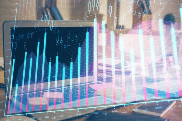 Gráfico financiero dibujo colorido y mesa con el ordenador en el fondo. Exposición múltiple. Concepto de mercados internacionales. —  Fotos de Stock