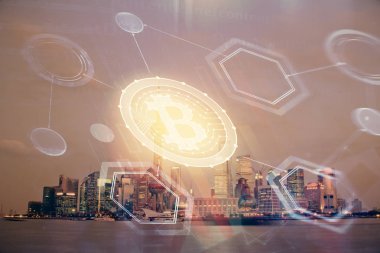 Kripto para birimi temalı hologram çizimine ve şehrin arka planına çoklu maruz kalma. Engelleme zinciri ve bitcoin kavramı.
