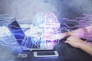 Adam klavyede beyin hologramıyla yazı yazıyor. Büyük Veri Kavramı.