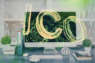 Engelleme zinciri ve kripto ekonomi temalı hologram ve bilgisayar geçmişi olan bir masa. Bitcoin kripto para kavramı.