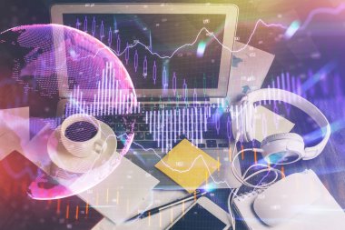 Grafik ve finansal bilgilere çifte maruz kalma ve bilgisayar geçmişi olan çalışma alanı. Uluslararası çevrimiçi ticaret kavramı.