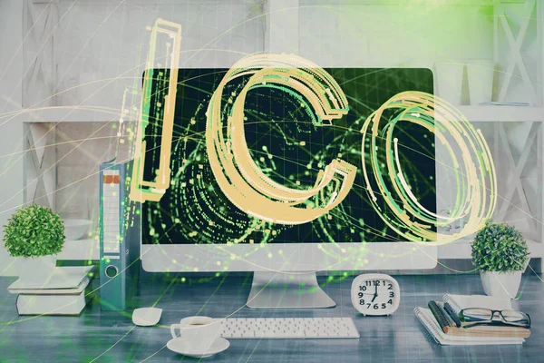 Engelleme zinciri ve kripto ekonomi temalı hologram ve bilgisayar geçmişi olan bir masa. Bitcoin kripto para kavramı.