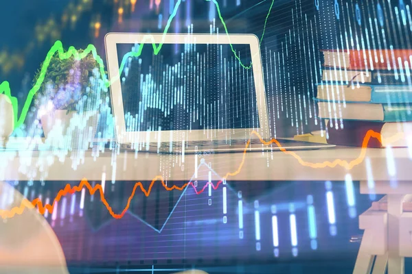 Finanční graf barevný výkres a tabulka s počítačem na pozadí. Dvojité vystavení. Koncepce mezinárodních trhů. — Stock fotografie