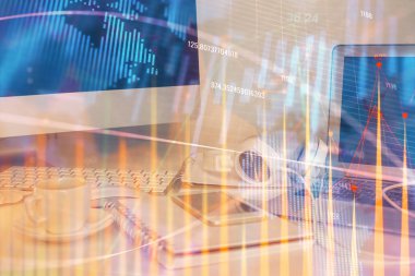 Arka planda eski pazar grafik hologramı ve kişisel bilgisayar var. Çoklu maruz kalma. Yatırım kavramı.