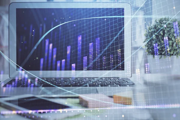 Börsendiagramm und Tabelle mit Computerhintergrund. Mehrfachbelichtung. Konzept der Finanzanalyse. — Stockfoto