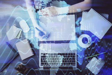 Finansal grafik WOMANS el notları arka plan alarak görüntülenir. Araştırma kavramı. Çoklu pozlama