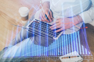 Arka planda ofiste bilgisayarda çalışan işadamı ile Forex grafiği. Analiz kavramı. Çift Pozlama.