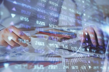 Arka planda ofiste bilgisayarda çalışan işadamı ile Forex grafiği. Sert çalışma kavramı. Çift Pozlama.