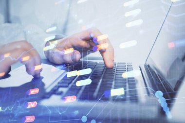 Teknoloji temalı hologramı olan bilgisayar geçmişi olan bir iş adamı. Büyük veri kavramı. Çift pozlama.