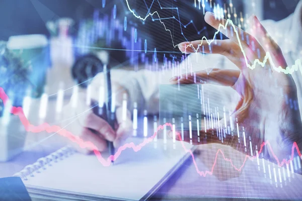 Forex tablosu WOMANS el notları arka plan alarak görüntülenir. Araştırma kavramı. Çoklu pozlama