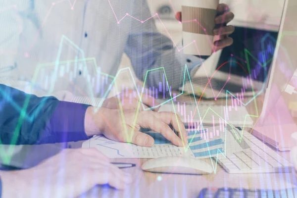 Arka planda ofiste bilgisayarda işadamı yazarak stok grafiği. Analiz kavramı. Çift Pozlama.