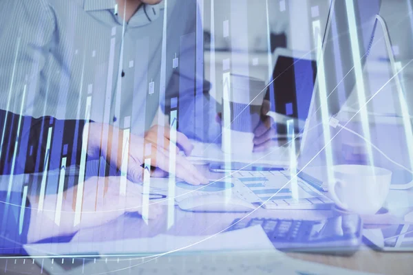 Adam arka planda ofiste bilgisayarda yazarak grafik Multi pozlama. Zor iş kavramı.