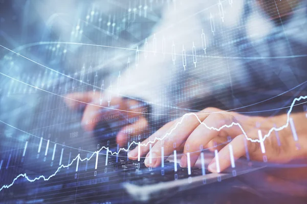 Arka planda ofiste bilgisayarda işadamı yazarak Forex grafiği. Analiz kavramı. Çift Pozlama.