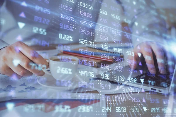 Arka planda ofiste bilgisayarda çalışan işadamı ile Forex grafiği. Sert çalışma kavramı. Çift Pozlama.