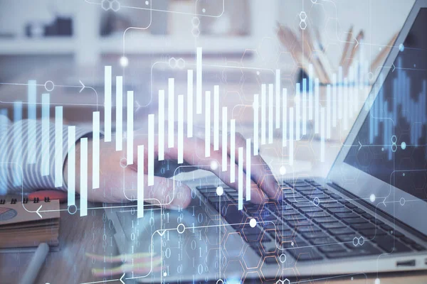 Arka planda dizüstü bilgisayar üzerinde çalışan adam ile borsa grafiği çift pozlama. Finansal analiz kavramı.