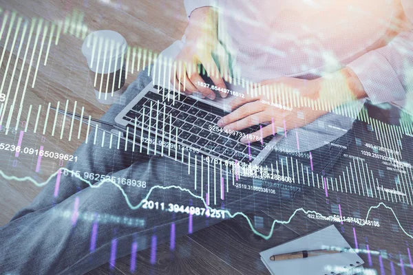 Arka planda ofiste bilgisayarda çalışan işadamı ile Forex grafiği. Analiz kavramı. Çift Pozlama.